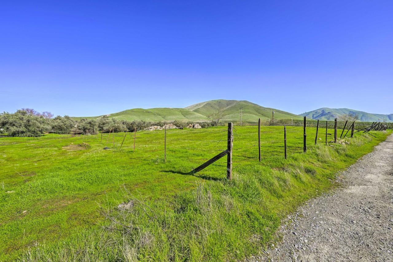 Peaceful Ranch Home With Sierra Nevada Views Woodlake Bagian luar foto